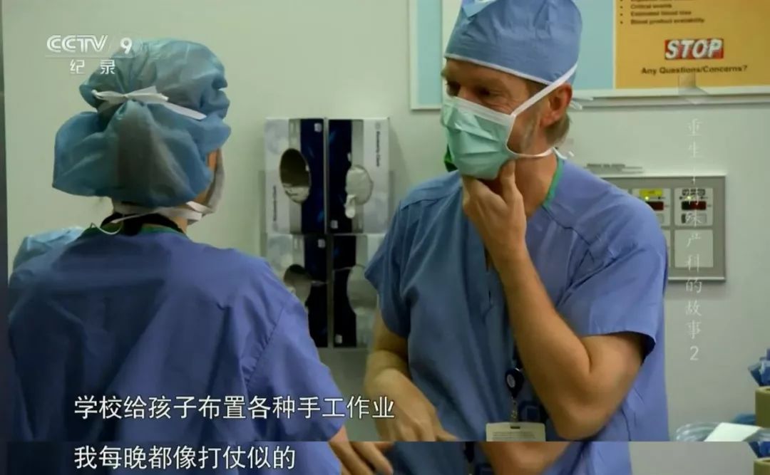 她第一次接受手术，是在妈妈的肚子里