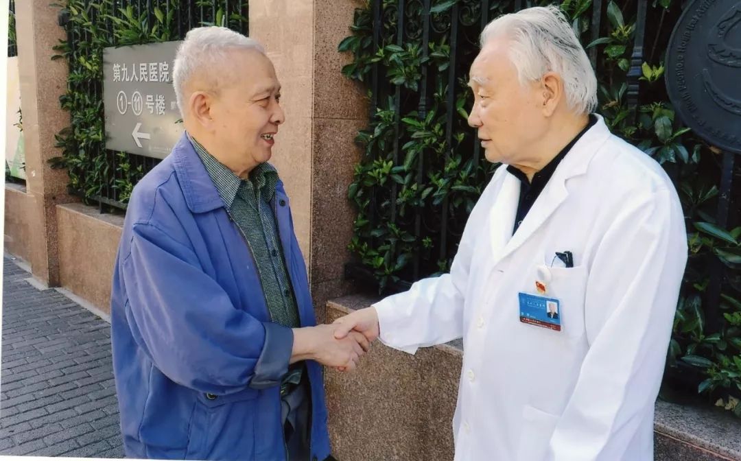 邱蔚六院士：做「弯腰」的医生