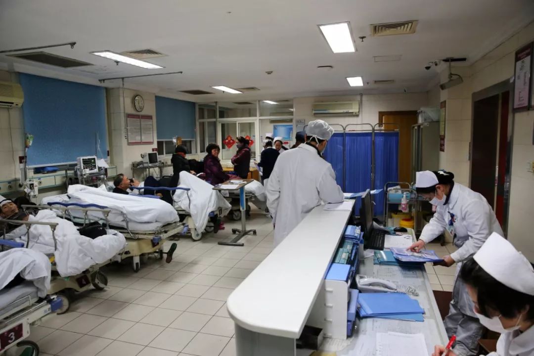 只为给亲戚朋友一个交代，家属决定抢救患者
