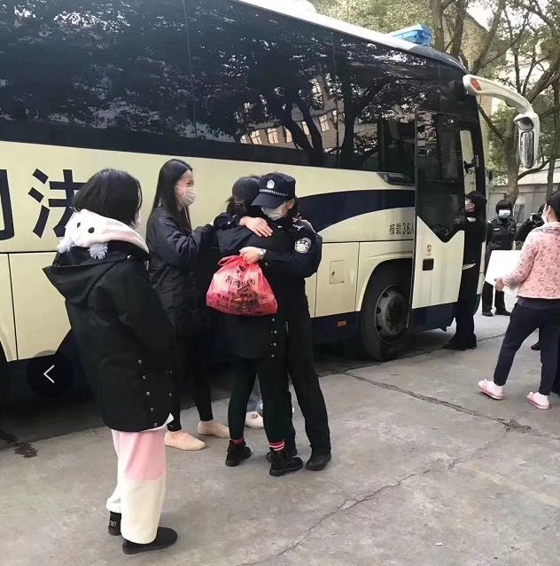 疫袭高墙电网 | 3 省 5 监狱确诊 555 例背后的人情冷暖