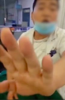 家长携幼儿医院包扎遭两科室推诿 6 次，院方：予医生辞退等处罚 | 丁香早读