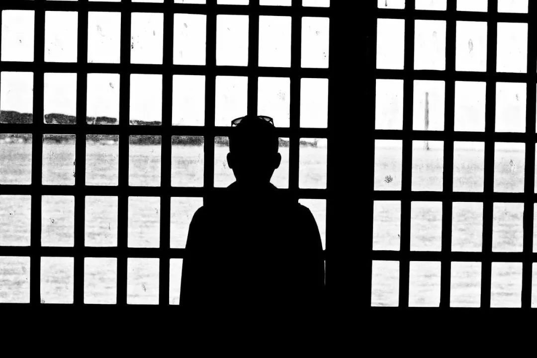 「医生，我怀疑妹妹勒死了父亲」