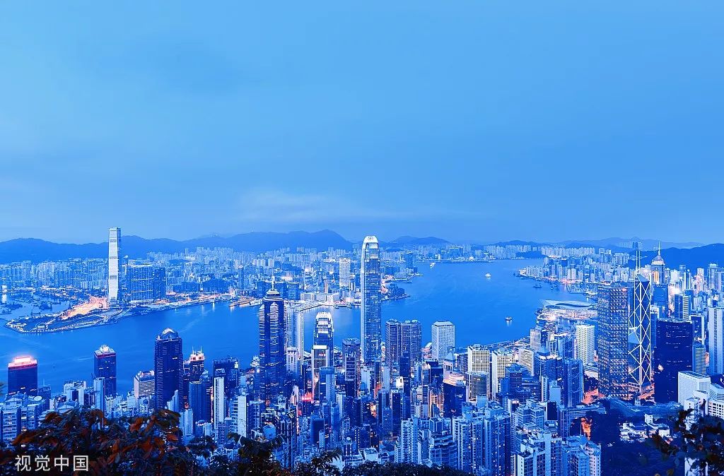 在朋友圈发健身照，在抖音发视频，把香港保险卖给内地客户