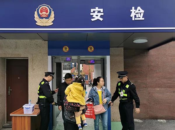广西南宁率先推行医院安检并列入考核，试行首日查出管制刀具 | 丁香早读