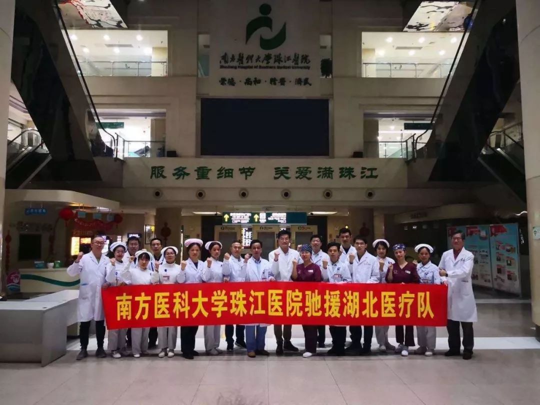 人们举家欢庆的时刻，他们送别战友，宣誓出征