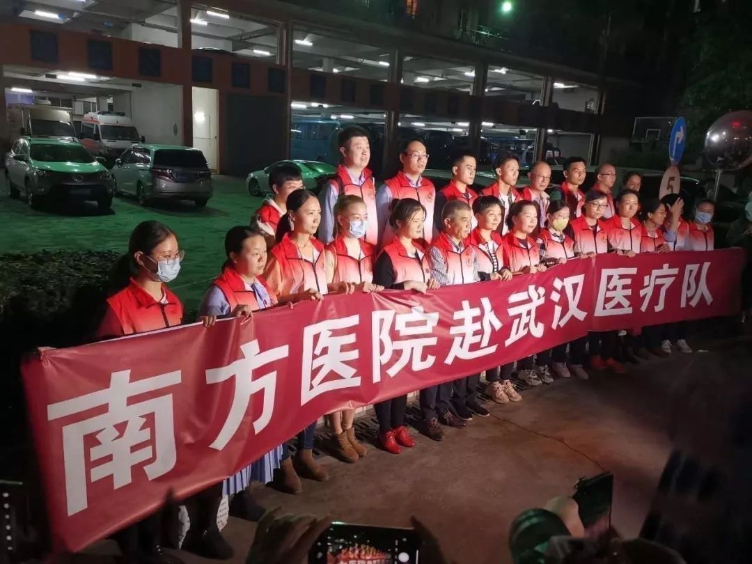 人们举家欢庆的时刻，他们送别战友，宣誓出征