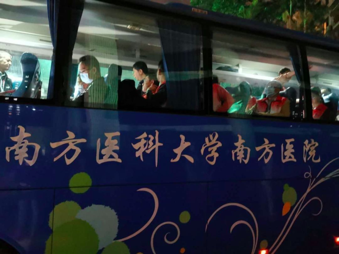 人们举家欢庆的时刻，他们送别战友，宣誓出征