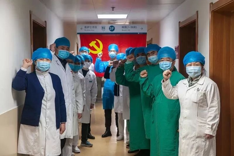 隔离病房纪实：复习防护服穿脱到失眠，护士比我们更危险