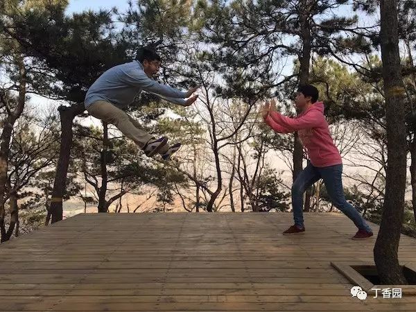 他拍到她垃圾桶边扒头发，她拍到他在医生办公室外哭泣