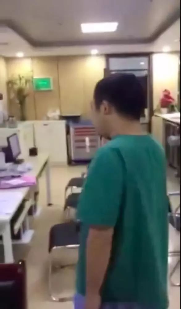 车祸后脚踝受伤被要求做心电图，医院回应：诊疗过程符合规范 | 丁香早读