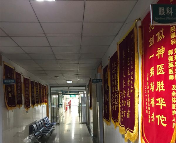 从眼睛干涩到失明，患者要去做个 30 万的脑手术？