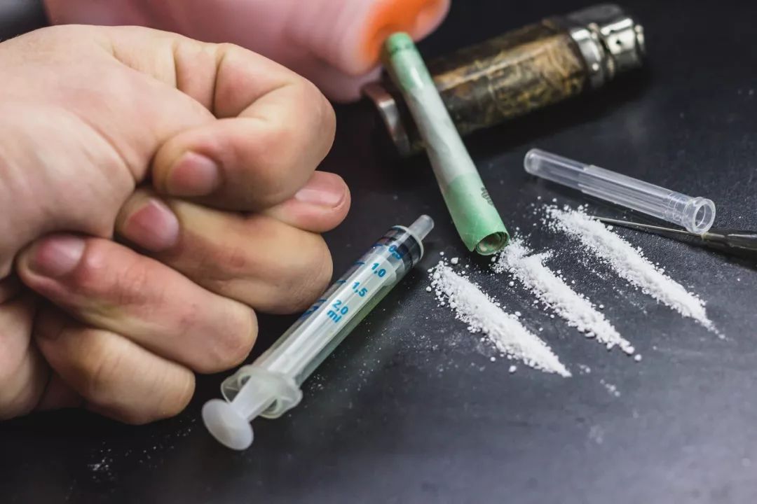 趁友人不注意，急诊患者偷偷抓住我的手：医生，有人要害我！