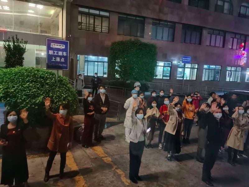 人们举家欢庆的时刻，他们送别战友，宣誓出征