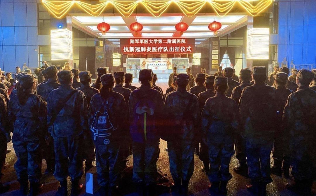 人们举家欢庆的时刻，他们送别战友，宣誓出征