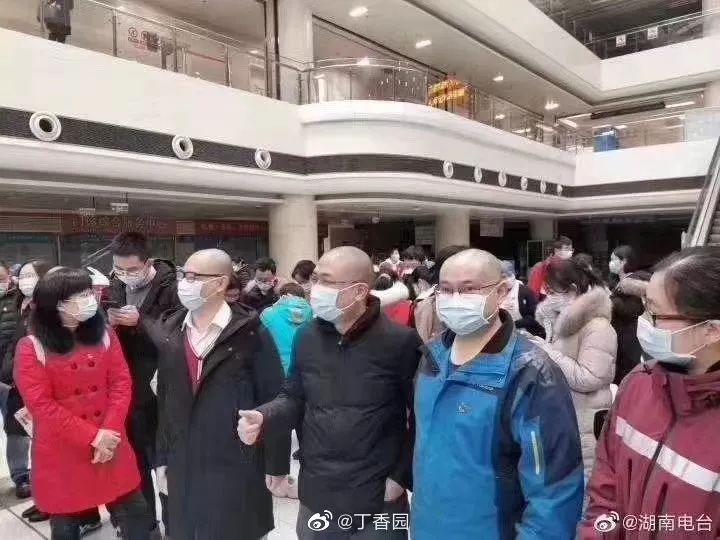 擦干深夜痛哭的泪水，他们在元宵前夕启程
