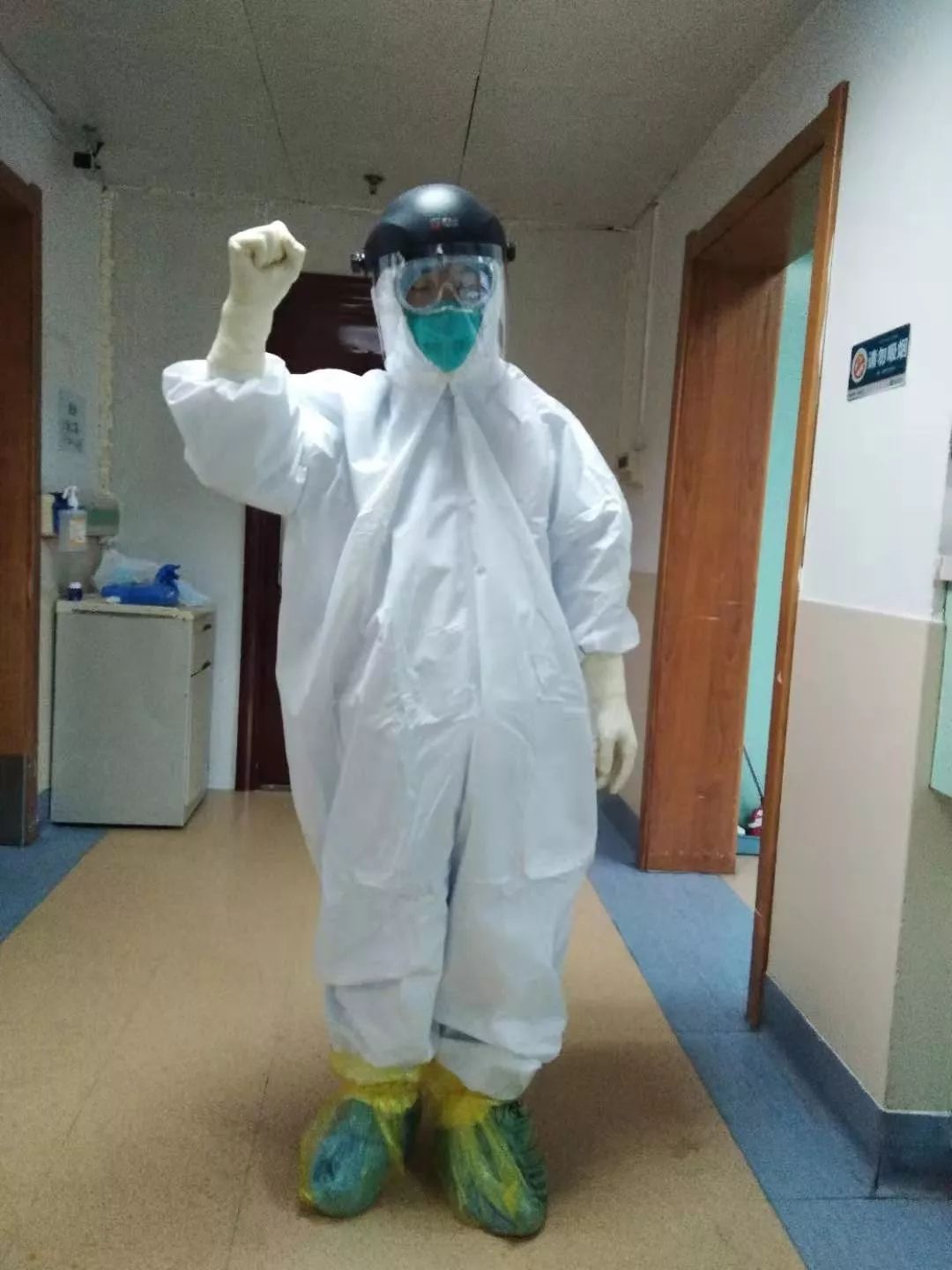 隔离病房纪实：复习防护服穿脱到失眠，护士比我们更危险