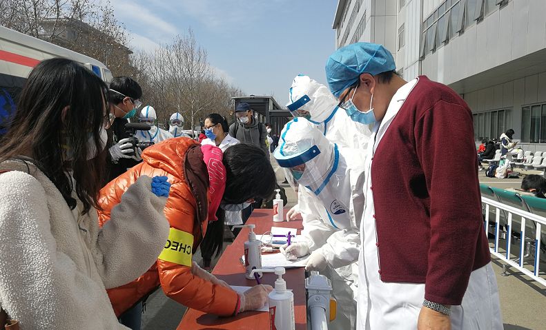 地坛医院告急！首都机场入境筛查人员爆满
