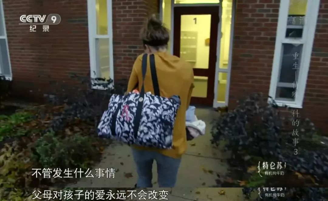 她第一次接受手术，是在妈妈的肚子里
