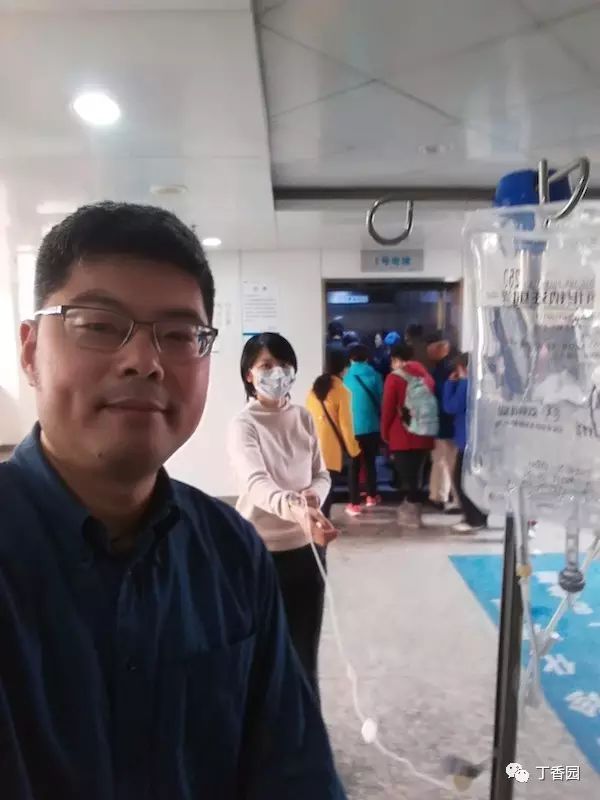 他拍到她垃圾桶边扒头发，她拍到他在医生办公室外哭泣