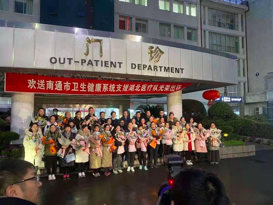 人们举家欢庆的时刻，他们送别战友，宣誓出征