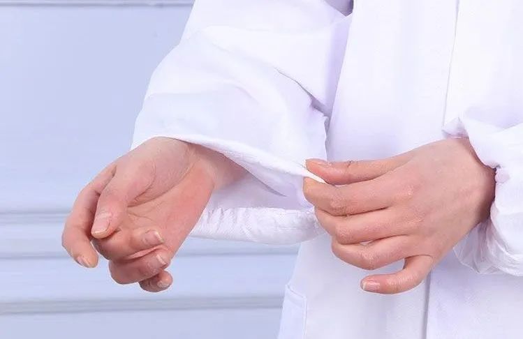 穿上这件「沉迷科研」白大褂，连导师都夸我是实验室最靓的崽！