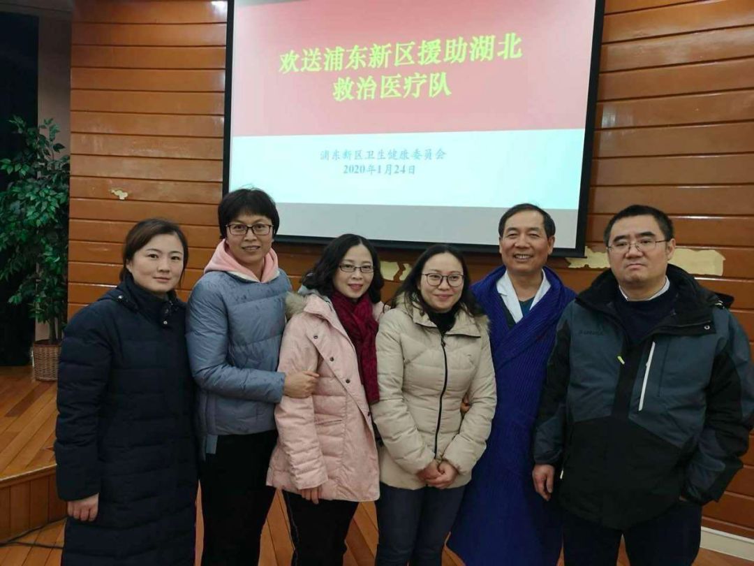 人们举家欢庆的时刻，他们送别战友，宣誓出征