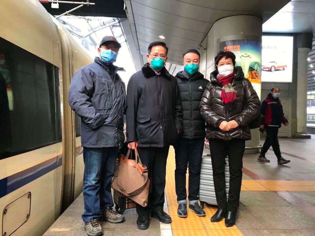 人们举家欢庆的时刻，他们送别战友，宣誓出征
