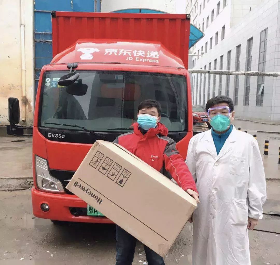 人们举家欢庆的时刻，他们送别战友，宣誓出征