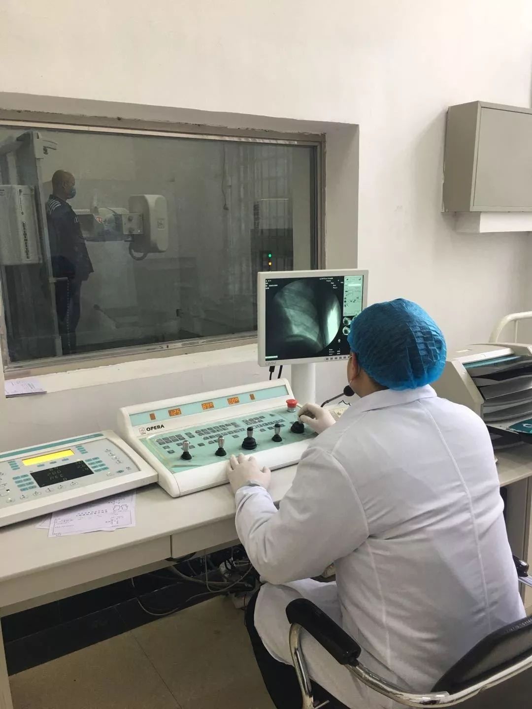疫袭高墙电网 | 3 省 5 监狱确诊 555 例背后的人情冷暖