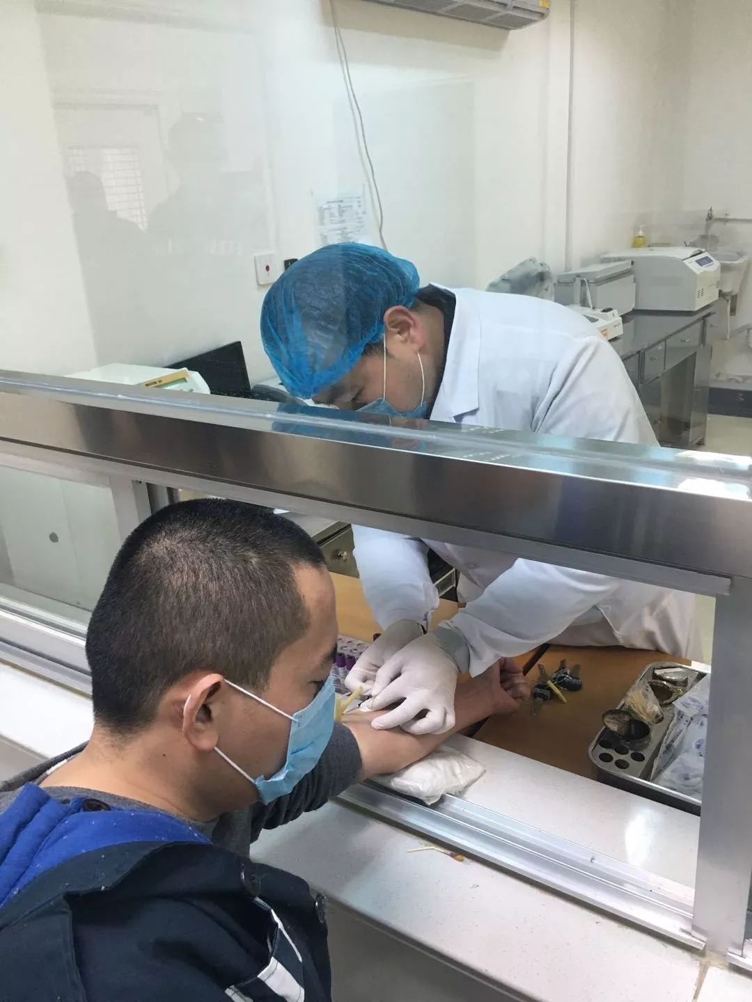 疫袭高墙电网 | 3 省 5 监狱确诊 555 例背后的人情冷暖