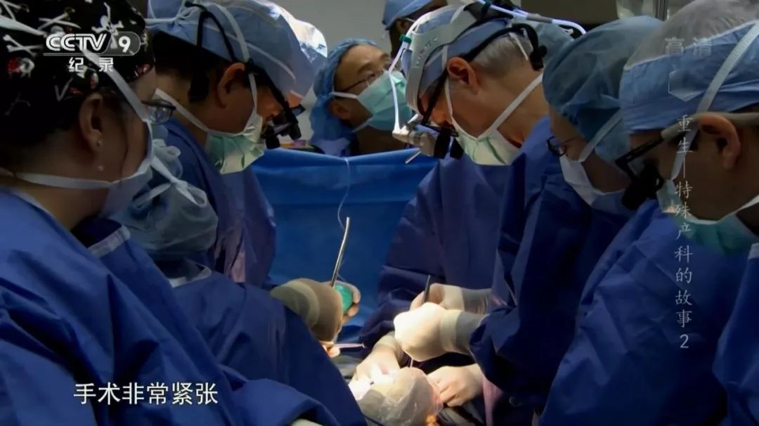 她第一次接受手术，是在妈妈的肚子里
