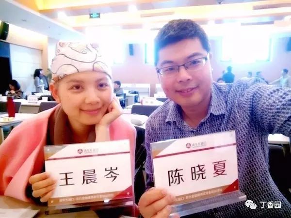 他拍到她垃圾桶边扒头发，她拍到他在医生办公室外哭泣