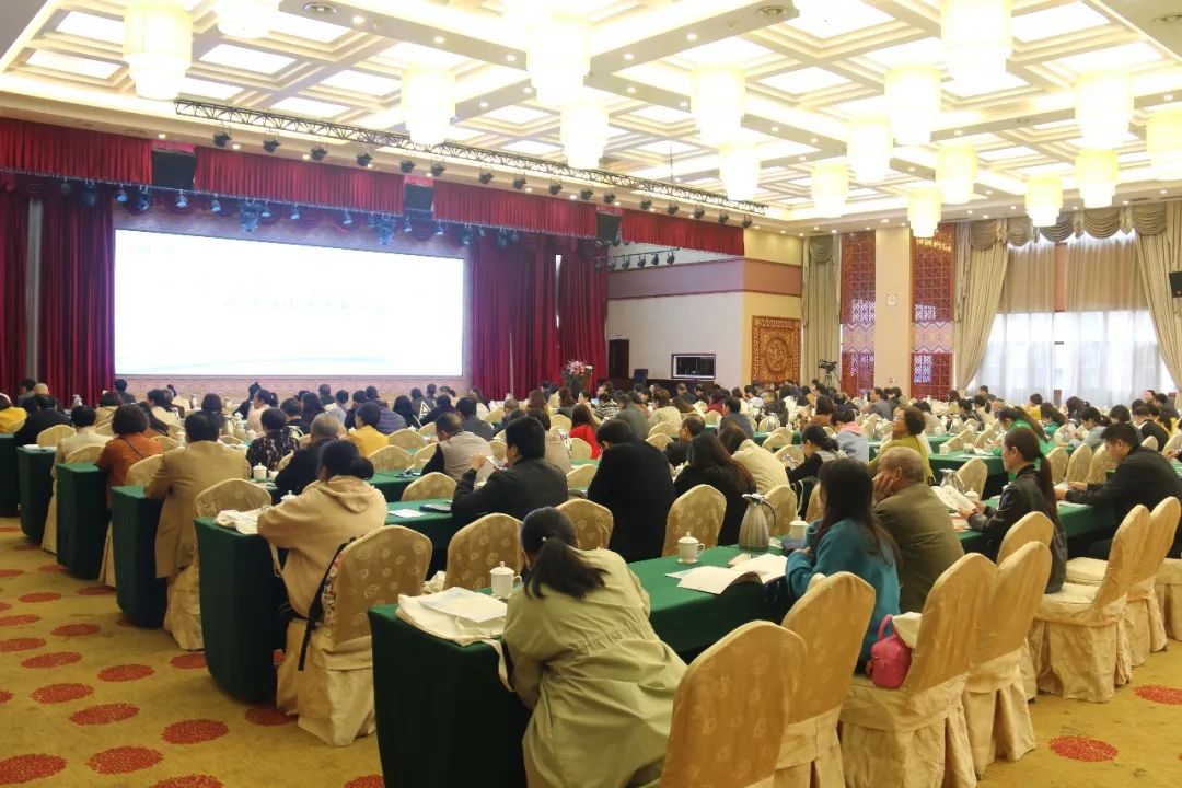300 多名医护代表人员及行业专家齐聚湖北恩施,只为解决这个问题 300 多名医护代表人员及行业专家齐聚湖北恩施,只为解决这个问题