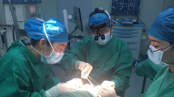 从眼睛干涩到失明，患者要去做个 30 万的脑手术？