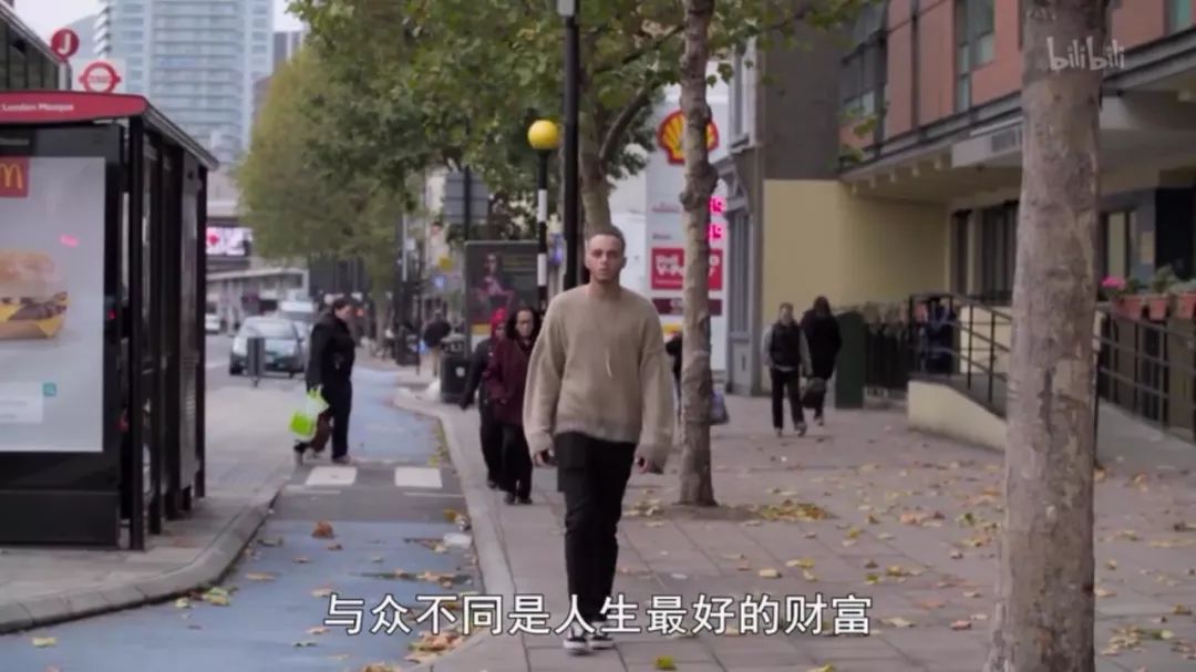 不化妆就无法出门的女孩
