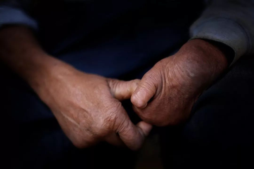 被社会歧视数十年，这群 70 岁老人把政府告上了法庭