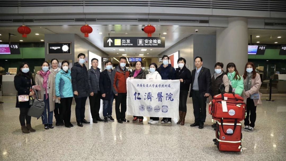 人们举家欢庆的时刻，他们送别战友，宣誓出征