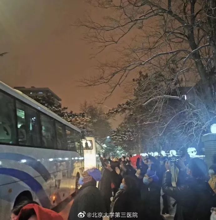 擦干深夜痛哭的泪水，他们在元宵前夕启程
