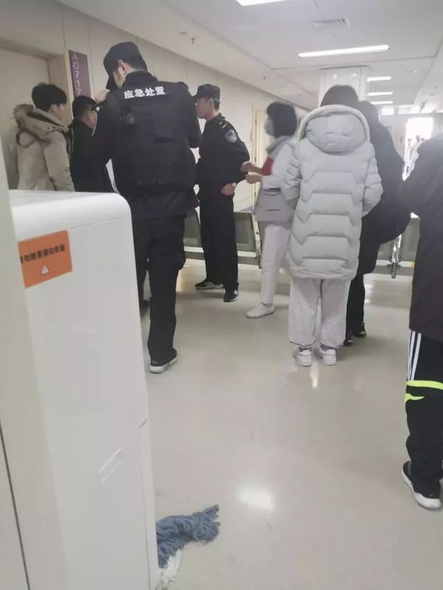 北京朝阳医院发生伤医事件，多人受伤，一人伤情严重