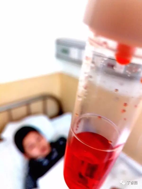 他拍到她垃圾桶边扒头发，她拍到他在医生办公室外哭泣