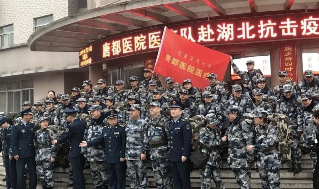 人们举家欢庆的时刻，他们送别战友，宣誓出征