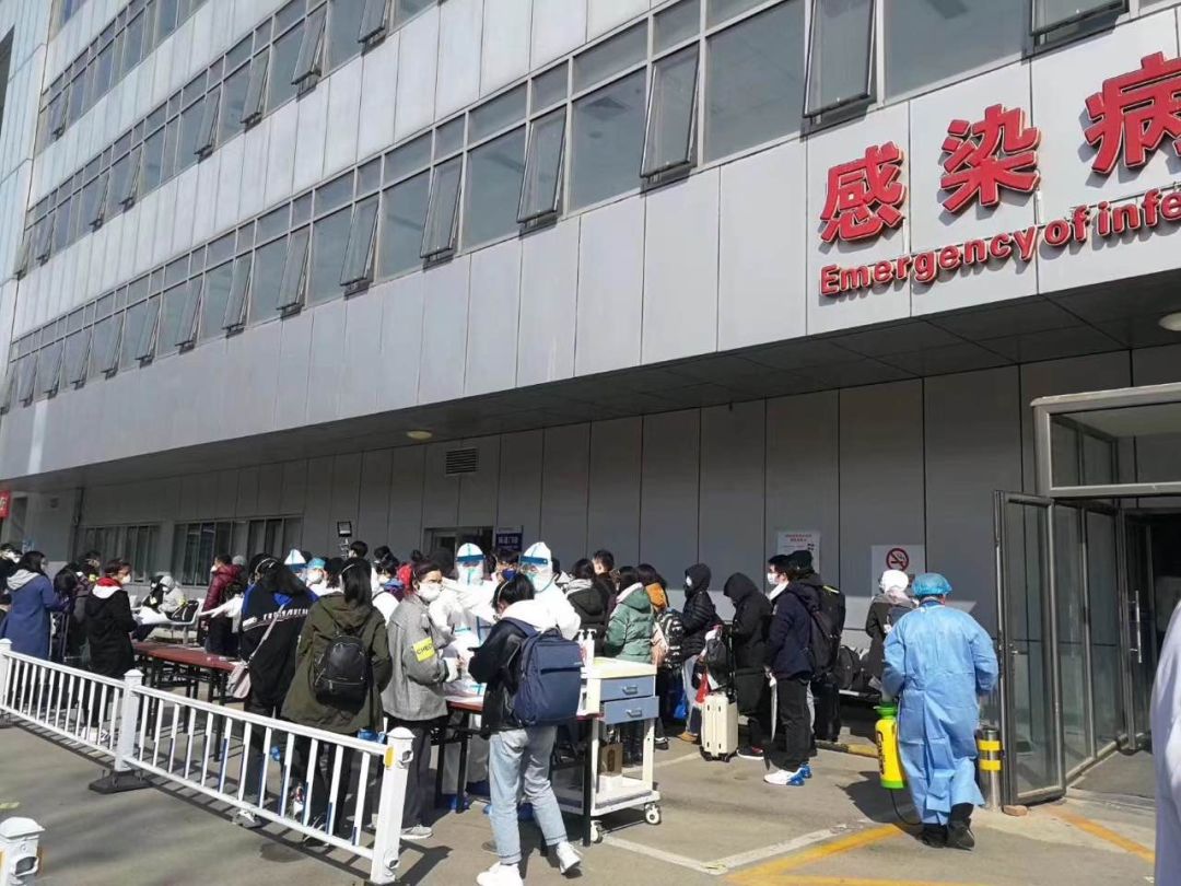 地坛医院告急！首都机场入境筛查人员爆满