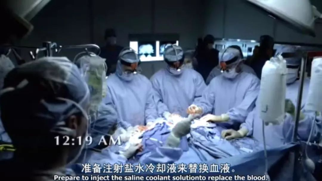 他是「世界上最笨的孩子」，也是世界第一例脑部分离手术的主刀医生