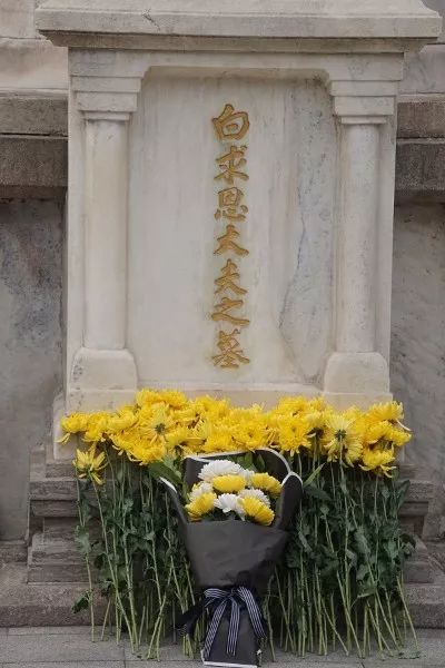 他是中国人最熟悉的外国医生，却曾酗酒沉沦麻醉自己