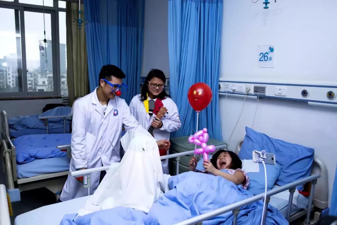 扮演熊大的医生，逗笑了病房里的孩子