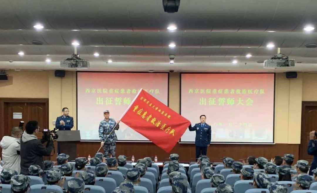 人们举家欢庆的时刻，他们送别战友，宣誓出征