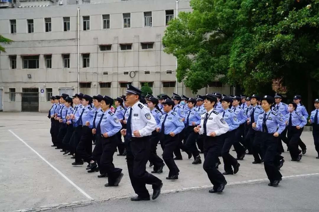 疫袭高墙电网 | 3 省 5 监狱确诊 555 例背后的人情冷暖