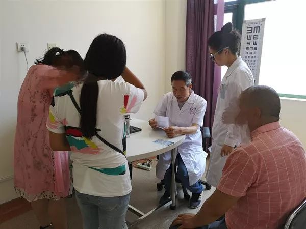 从眼睛干涩到失明，患者要去做个 30 万的脑手术？