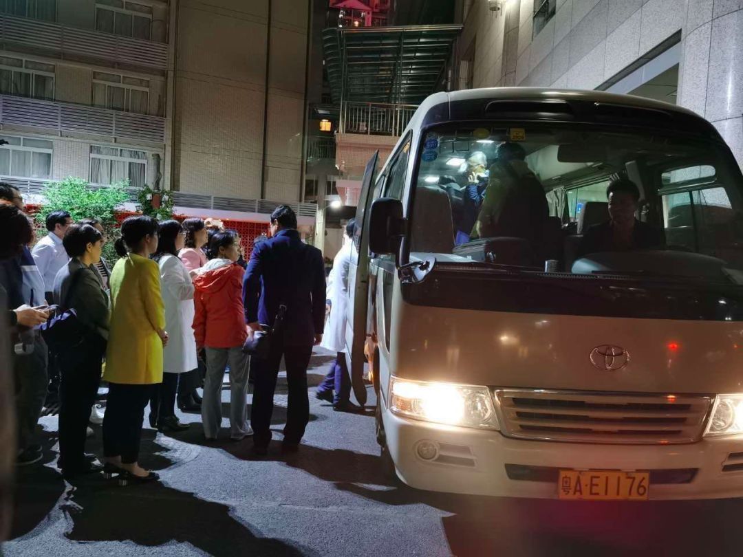 人们举家欢庆的时刻，他们送别战友，宣誓出征