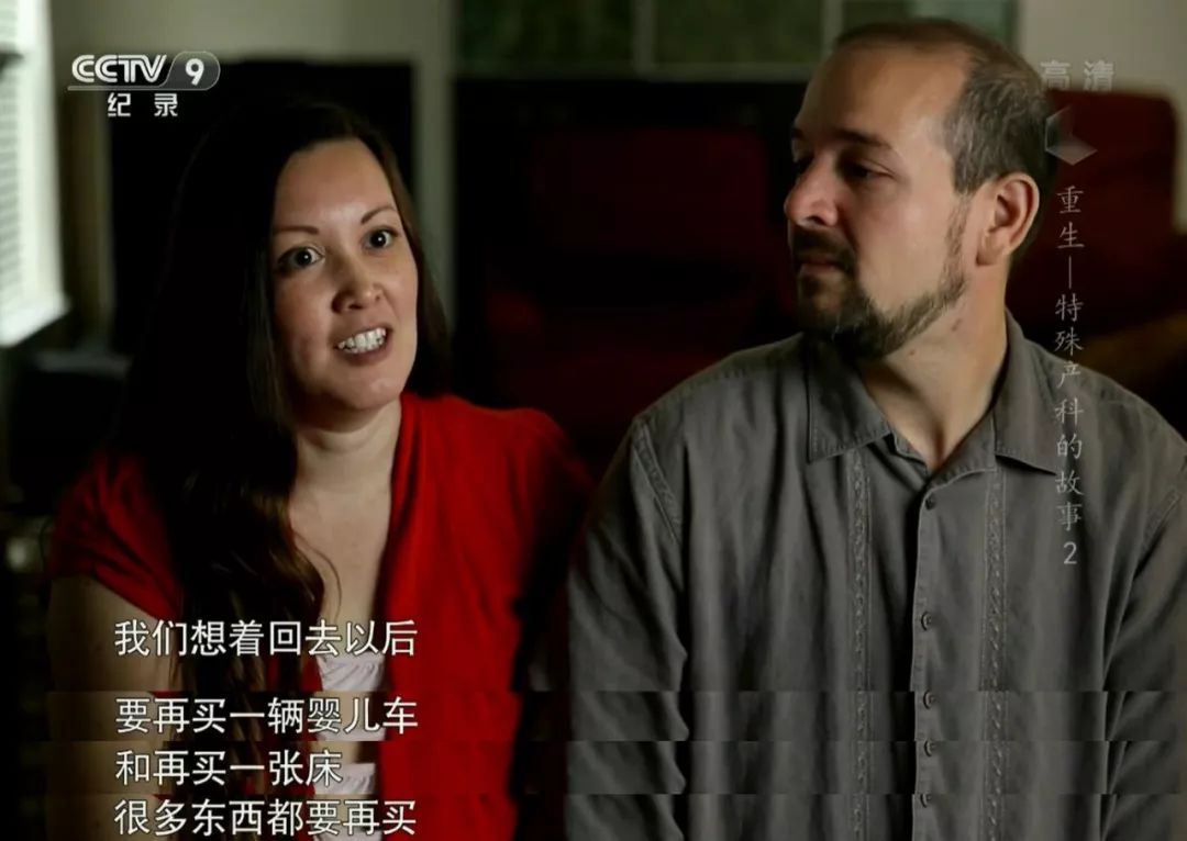 她第一次接受手术，是在妈妈的肚子里